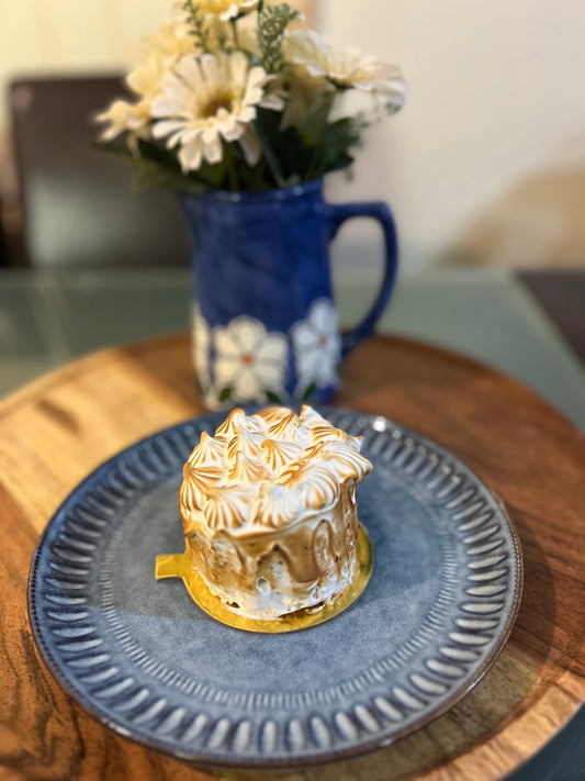 Box of 6 Individual Merengue Vanilla Cake with Caramel filling